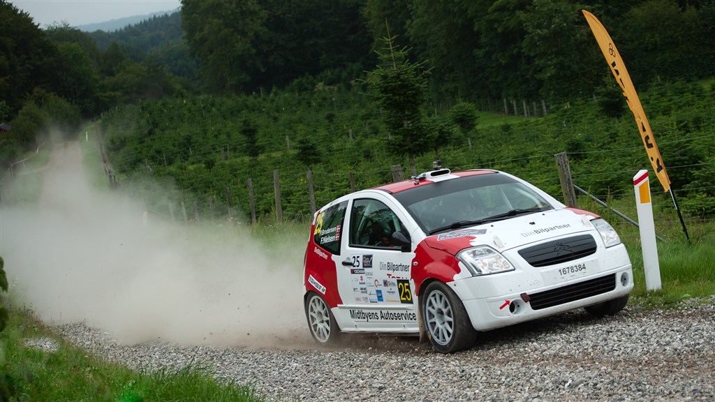 Nielsen og Brodersen kom godt igennem det lange grusstykke på vejen gennem Klejs Skov ved Juelsminde.
(Foto: rallypics.dk – Viggo Johansen)